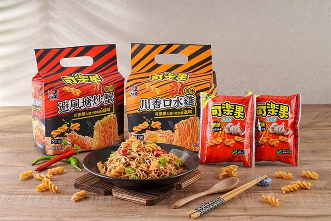 可乐果x五木拉麵玩联名推出「川香口水鸡风味」、「避风塘炒蟹风味」炒麵，原价162元。（联华食品提供）