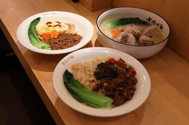 老妈拌麵美国快闪店推出3种老妈招牌麵食，包括老妈炸蛋麵、红油皮蛋肉酱麵、干贝花雕鸡汤麵。（老妈拌麵提供）