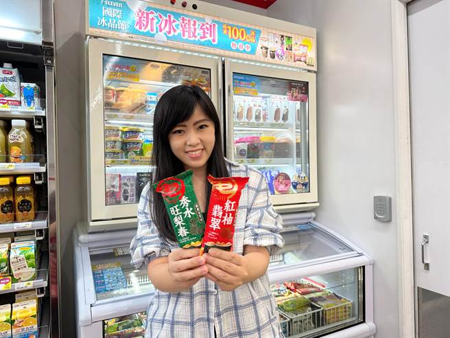 7-11「龟记红柚翡翠冰棒」、「龟记秀水旺梨春冰棒」，果香与茶香混搭相当消暑，59元。（7-11提供）