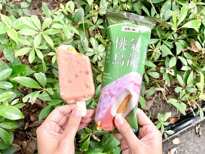 全家独卖「桃气乌龙脆皮雪糕」，将手摇品牌吃茶小舖饮品化身雪糕，外层是巧克力脆皮，内里是蜜桃流心内馅混搭乌龙茶，层次丰富，59元。（全家提供）