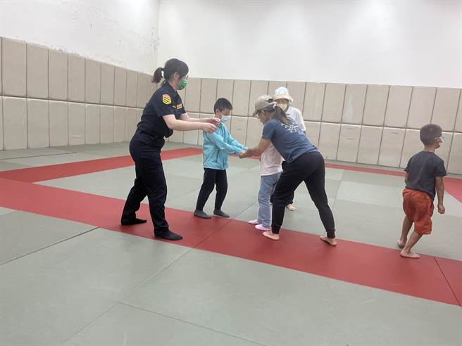 警方教导学童遇到危险可以拨打110。（警方提供）