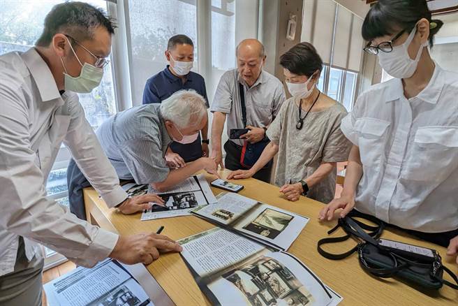 新竹县史馆典藏南条博明62幅相片，后代从手机翻摄画面逐一欣赏外祖父留下的老照片。（新竹县政府提供／罗浚滨新竹传真）
