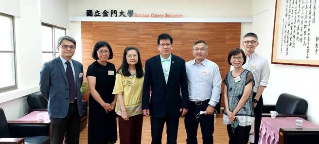 阳明交大师生拜会金门大学校长陈建民。由左而右依序为：金门大学健康护理学院院长翁瑞宏、阳明交大教育所讲座教授林珊如、阳明交大外国语文学系终身讲座教授暨国家讲座主持人冯品佳、金门大学校长陈建民、香港中文大学教育学院副院长蔡敬新、阳明交大传播所教授李秀珠、阳明交大教育所教授吴俊育。(主办单位提供)