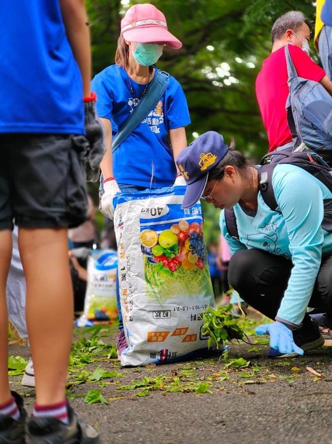 600位志工世界环境日前夕再度出动，短短一个半小时就清出605公斤垃圾与1560公斤的外来种植物，用行动守护东螺溪。（林淑玲提供／吴建辉彰化传真）