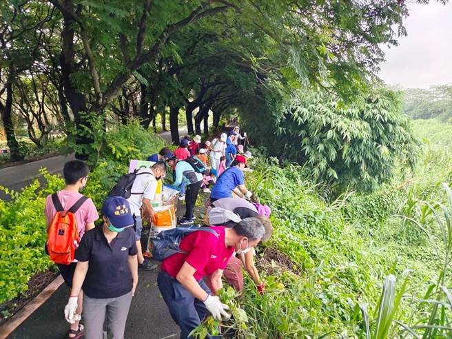 志工从东边的代马桥一路到西边的溪湖桥，一圈3公里环状净溪，除了在地社区参与之外，还有来自全台北中南的民眾响应。（林淑玲提供／吴建辉彰化传真）