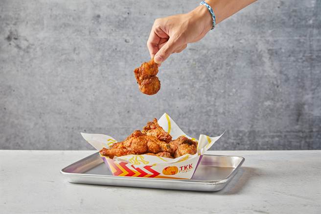 顶呱呱7日前「一斤翅小腿」登场，保证秤足600g份量，限时享有折扣。（顶呱呱提供）