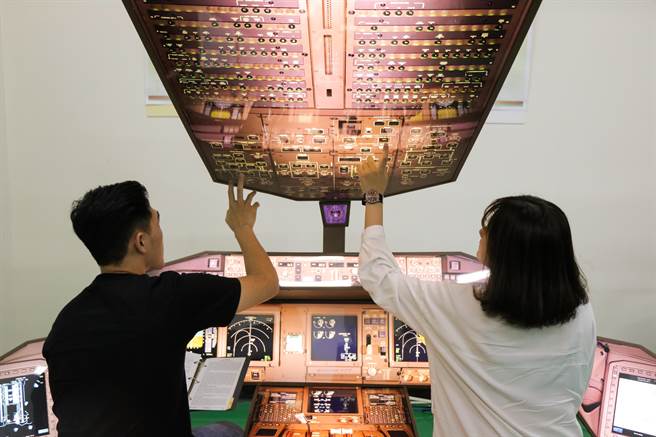 朝阳飞航系设置「驾驶舱模拟训练专业教室」，帮助学子熟悉仪表位置及相关程序演练，飞航训练扎实。（朝阳科大提供／陈淑芬台中传真）