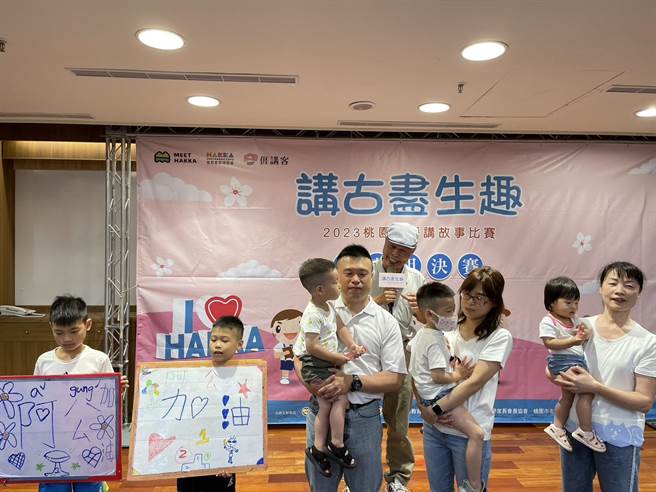 邱凤宝（中）出动太太、儿子、媳妇及孙子一家8口到场支持，获得长青组比赛第3名。（吕筱蝉摄）