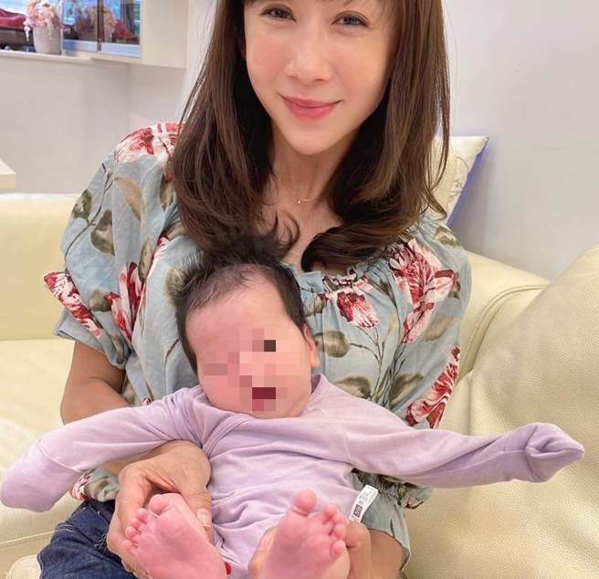 许淑华今天在脸书秀出了与「乾女儿」的合照，并呼吁大家支持家扶基金会的活动。（图 / 取自许淑华脸书）