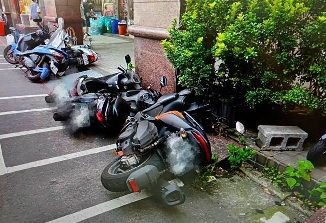 7旬翁在桃园区中埔二街疑似忘了拉手煞车，轿车倒退噜撞倒14机车。(翻摄照片／蔡依珍桃园传真)