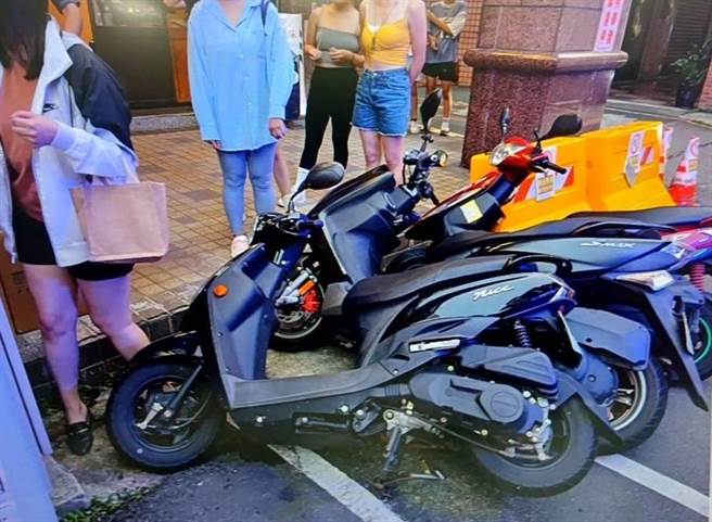 7旬翁在桃园区中埔二街疑似忘了拉手煞车，轿车倒退噜撞倒14机车。(翻摄照片／蔡依珍桃园传真)