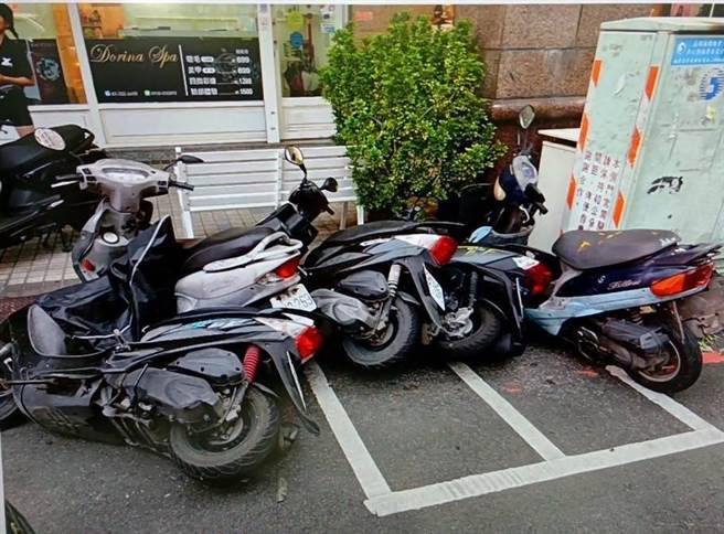 7旬翁在桃园区中埔二街疑似忘了拉手煞车，轿车倒退噜撞倒14机车。(翻摄照片／蔡依珍桃园传真)