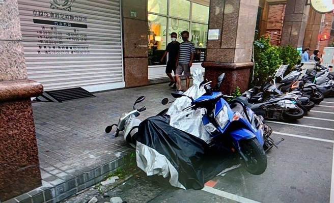 7旬翁在桃园区中埔二街疑似忘了拉手煞车，轿车倒退噜撞倒14机车。(翻摄照片／蔡依珍桃园传真)