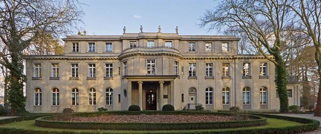 《净化论》有些关键戏直接在「万湖会议」别墅原址－现今的大屠杀纪念馆实景拍摄（海鹏影业提供）