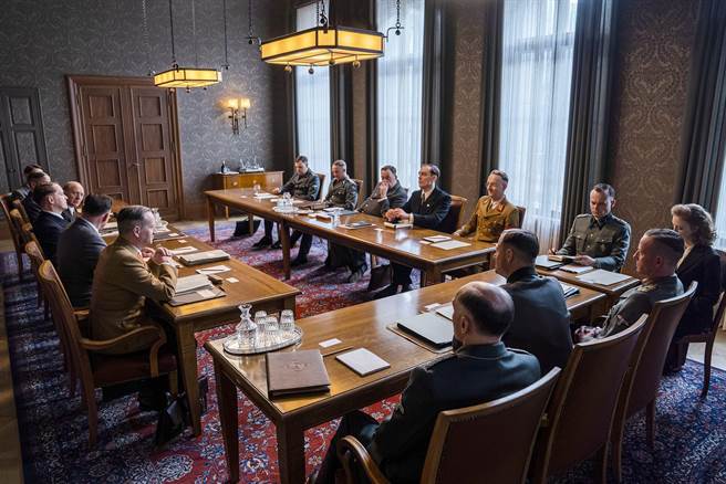  右）更获法国影媒盛讚「演技精湛出色」（海鹏影业提供）