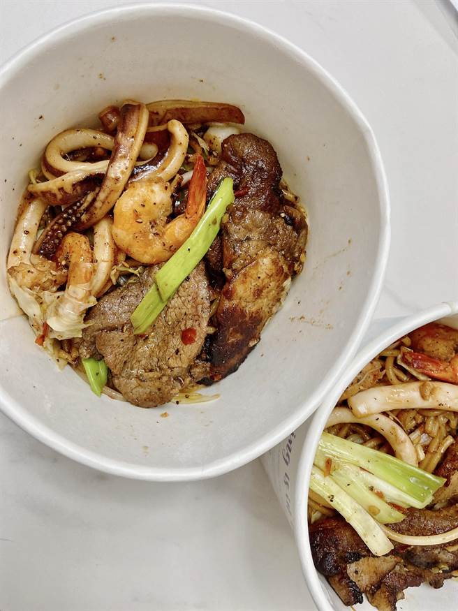 用三杯手法大火烹调，加入满满的肉片、海鲜、及蔬菜等，充满锅气的Q弹麵条吃起来不软烂，每口食材都吸附着三杯汤汁。（吴佩蓉摄）