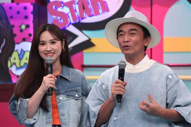 新手妈妈Sandy（左）觉得老爸吴宗宪安抚小孩哭闹的方法很烂。（中天综合台提供）