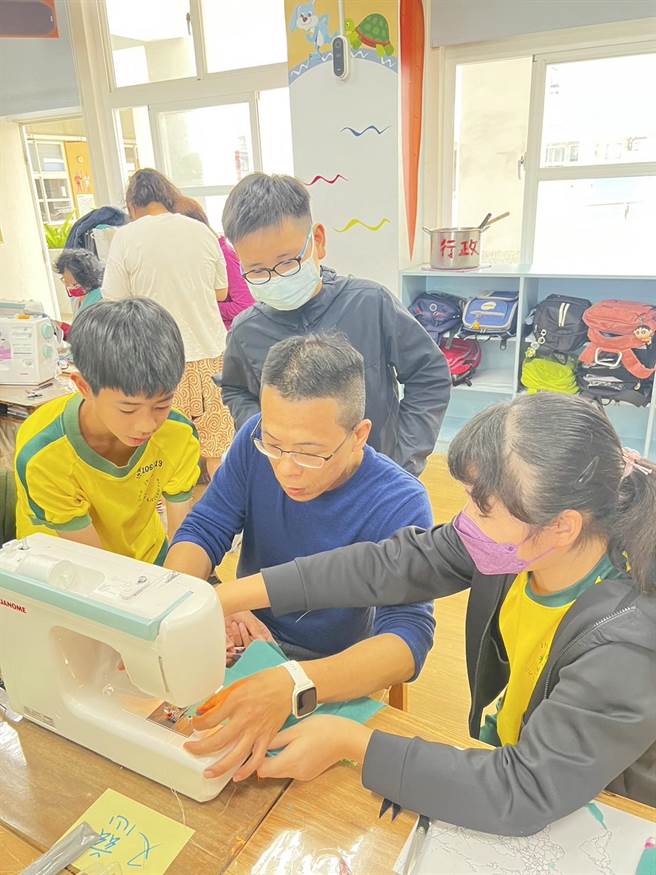 精忠国小校长校勛凯带学子体验使用裁缝机。（曾丽吟提供／廖素慧嘉市传真）