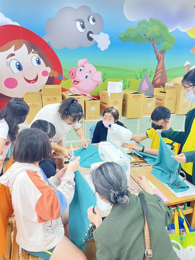 社区关怀据点阿嬷与小朋友一起改造二手衣。（曾丽吟提供／廖素慧嘉市传真）
