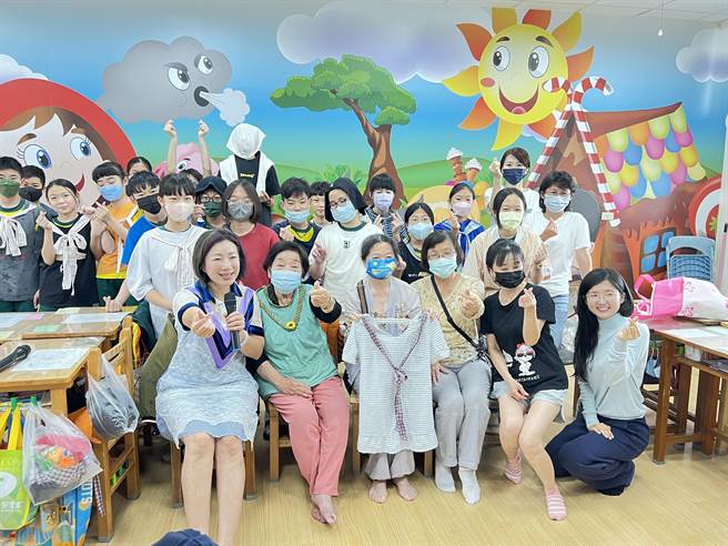 社区关怀据点阿嬷与小朋友开心改造二手衣成功。（曾丽吟提供／廖素慧嘉市传真）