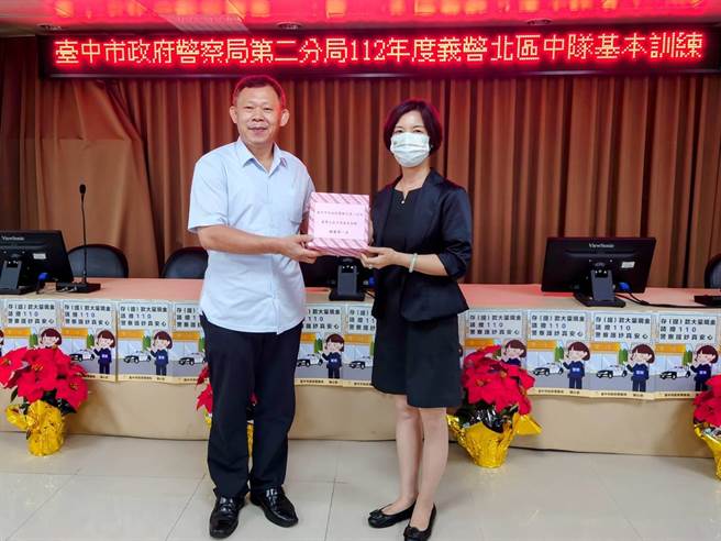 台中中市警二分局日前举办 「112年义警大队北区中队基本训练」活动，并表扬13名绩优义警人员。 （台中市二分局提供／冯惠宜台中传真）