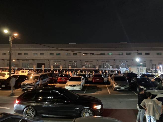 基隆市3日晚间涌入大批车辆，警方如临大敌，出动大批警力疏导交通，并录影搜证，担心有不良分子混入滋事。（基隆市警察局提供／张志康基隆传真）