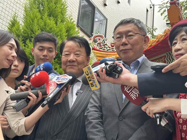 柯文哲首站访东京妈祖庙，由东京妈祖庙董事长詹德薰亲自接待。（杨亚璇摄）