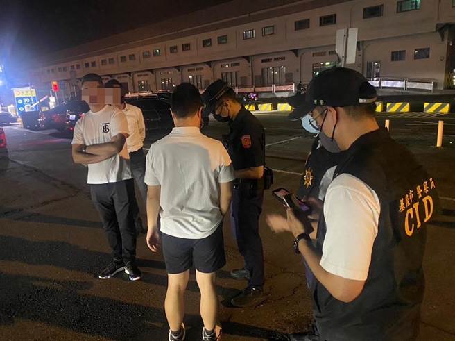 基隆市3日晚间涌入大批车辆，警方如临大敌，出动大批警力疏导交通，并录影搜证，担心有不良分子混入滋事。（基隆市警察局提供／张志康基隆传真）