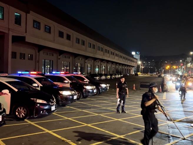基隆市3日晚间涌入大批车辆，警方如临大敌，出动大批警力疏导交通，并录影搜证，担心有不良分子混入滋事。（基隆市警察局提供／张志康基隆传真）