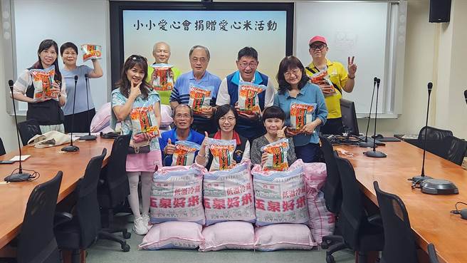 花莲在地媒体组成的善心团体小小爱心会，日前将总重达近1000公斤的白米，捐赠给花莲县政府教育处，并委托分送给偏乡弱势孩童，让他们在暑假期间也能享用香喷喷的白饭。（花莲县政府提供／罗亦晽花莲传真）
