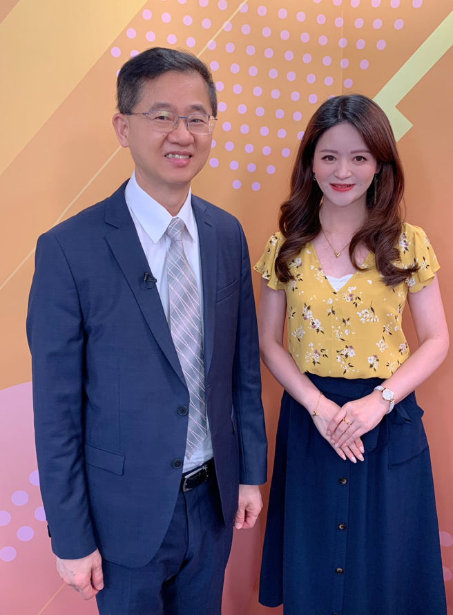 台湾运彩总经理林博泰（左）上时来运转节目，与主持人尉迟佩玉谈运彩眉角。（林胜发摄）