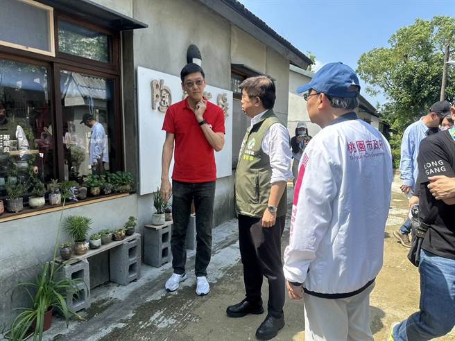 桃园市龙潭区十一观光园区游客少，市议员张肇良（中）邀集相关单位研议宿舍群活化可行性。（吕筱蝉摄）