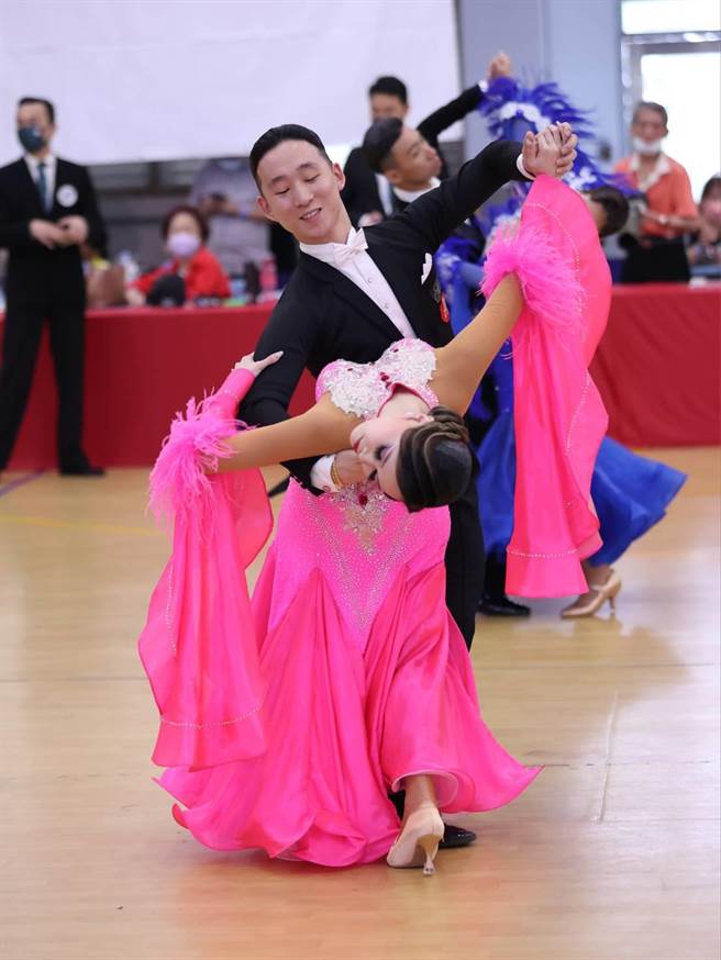 泛太平洋杯全国运动舞蹈公开赛暨国手选拔积分赛4日在北科附工火热开跳，逾600名选手同台尬舞拚积分。(主办单位提供／蔡依珍桃园传真)