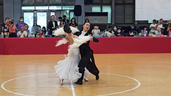 泛太平洋杯全国运动舞蹈公开赛暨国手选拔积分赛4日在北科附工火热开跳，逾600名选手同台尬舞拚积分。(主办单位提供／蔡依珍桃园传真)