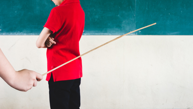 一名女网友表示，在书局看到爱的小手竟是一根又一根的木制棒球棍。（图／示意图，达志影像）