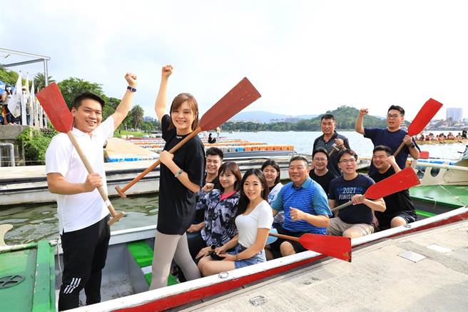 蓝绿左楠区立委参选人李眉蓁（左二）、李柏毅（左一）在眾人起哄下，也搞笑配合摆拍欢乐对决照，让现场笑声不绝于耳。（柯宗纬翻摄）