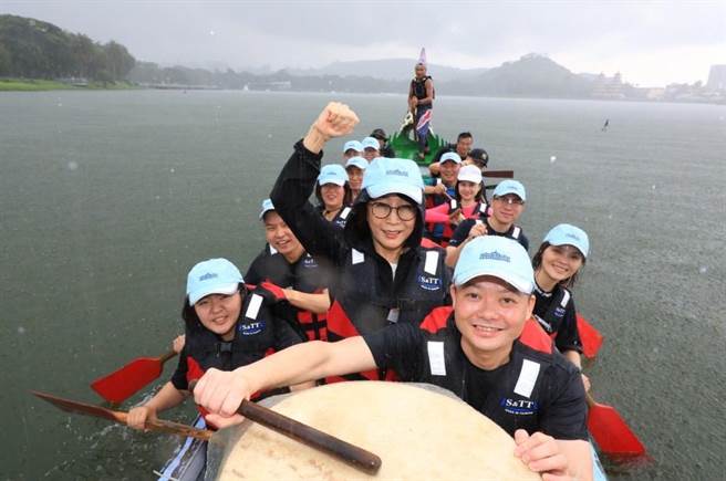 高市议会跨党派议员合组龙舟队，昨（3）日首度到莲池潭下水操兵，虽然遇上滂沱大雨，却士气如虹。（柯宗纬翻摄）