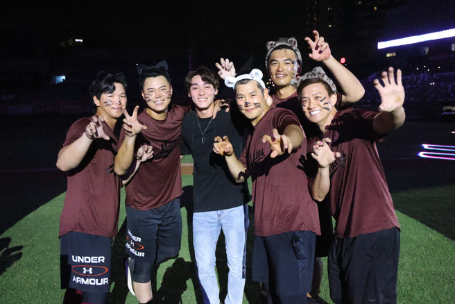 乐天桃猿陈晨威（左三）在「动紫趴」献唱，队友5位「猫男」伴舞。（乐天桃猿提供）