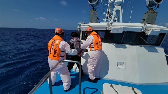 外籍渔工遭8公分鱼鉤刺进右胸，海巡海上急救援。(海巡署提供)