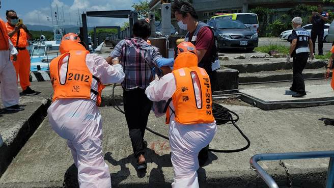 外籍渔工遭8公分鱼鉤刺进右胸，海巡海上急救援。(海巡署提供)