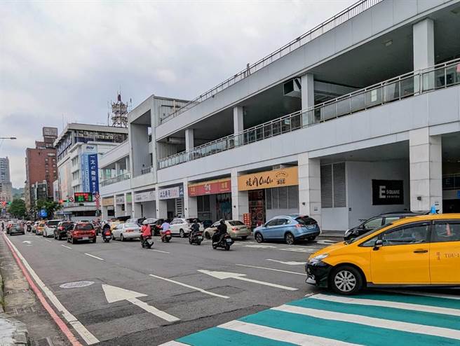 每到假日，基隆市东岸停车场就会大排长龙，为纾缓基隆市区的交通压力，市府祭出西三码头停车场优惠费率，每周六中午到晚间，停车费率由每小时40元降至10元。（张志康摄）