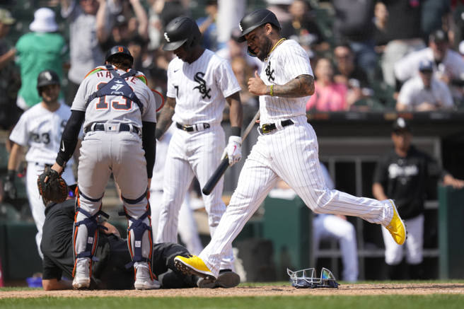 白袜跑者孟卡达（右）靠着暴投跑回再见分。（美联社）