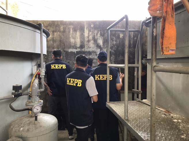 稽查人员进厂查核废水处理设施操作情形。（柯宗纬翻摄）