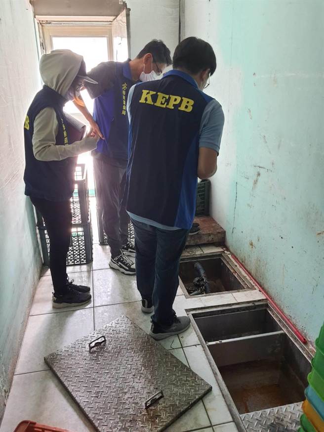 稽查人员进厂查核油脂截留设施。（柯宗纬翻摄）