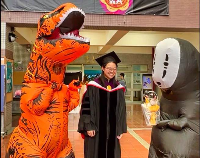 东吴大学今天举行毕业典礼，惊见霸王龙和无脸男，超有哏亲友团成超人气打卡景点。（东吴大学提供／林志成台北传真）