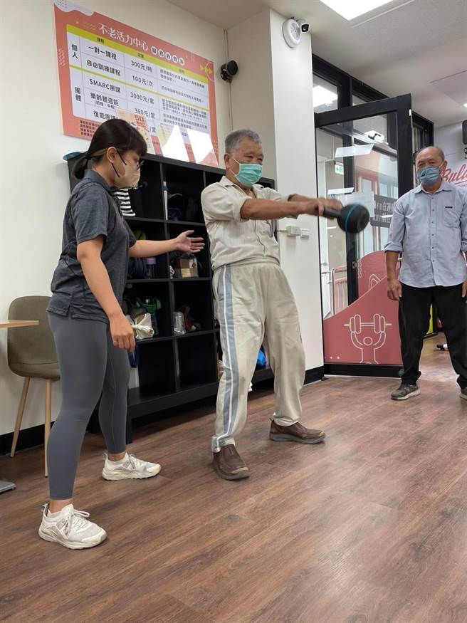 教练指导国调爷爷壶铃训练。（嘉义市政府提供／廖素慧嘉市传真）