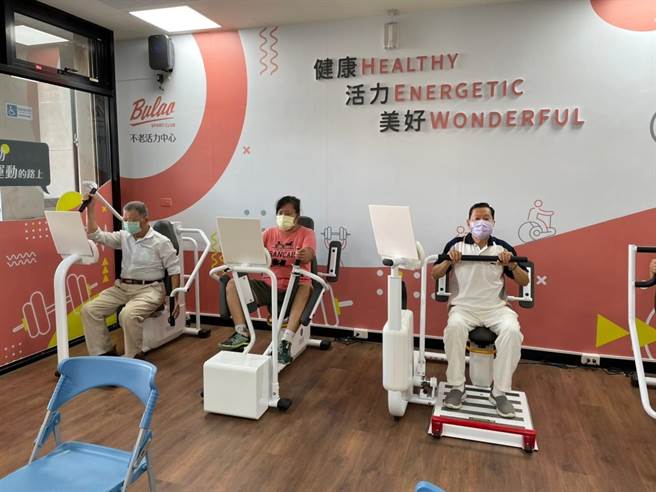国调爷爷到嘉义市不老活力中心嘉西馆「乐龄体适能班」与长者一起运动。（嘉义市政府提供／廖素慧嘉市传真）