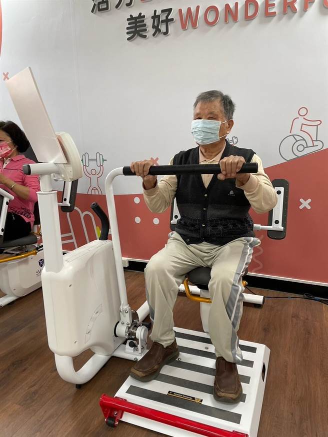 国调爷爷操作动态平衡训练机。（嘉义市政府提供／廖素慧嘉市传真）