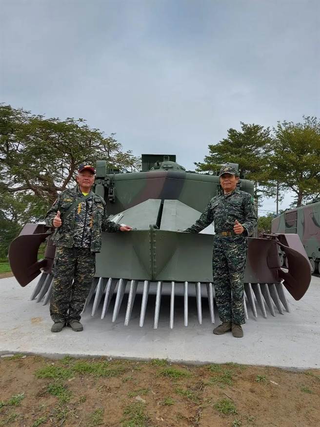 陆战队LVTP5E1两栖登陆工兵扫雷车当时捐赠的画面。（黄国鸿提供／李京升苗栗传真）