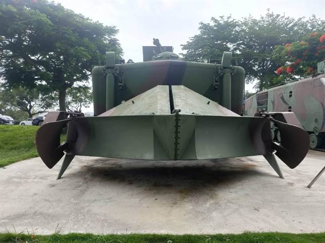 扫雷车惨遭拔牙。（警方提供／李京升苗栗传真）